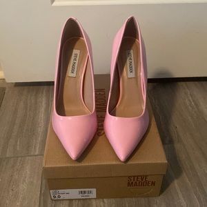 Womens Steve Madden VALA pink patent heels.